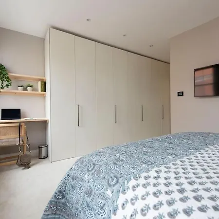 Chelsea Stunning Two Bedroom Townhouse With Airconditioning